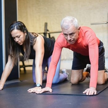 Ein Mann und eine Frau machen Fitnessübungen.