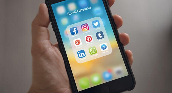 Ein Smartphone, auf dem verschiedene Apps Sozialer Medien installiert sind
