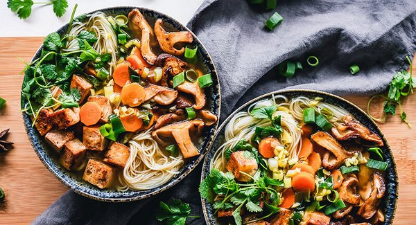 Zwei schön angerichtete Nudel-Bowls