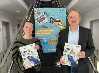 Annika Blom und Jörg Temmeyer präsentieren das neue Programmheft.