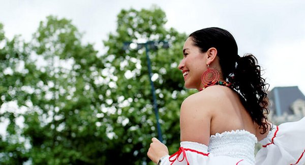 Eine Latina tanzt im Grünen