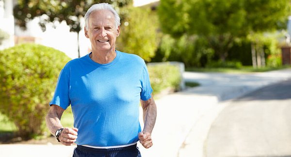 Älterer Mann joggt 
