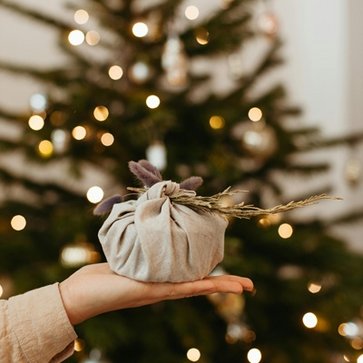 Ein in ein Tuch eingepacktes Geschenk