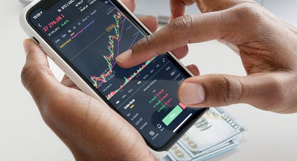 Finanzen werden auf dem Smartphone gecheckt
