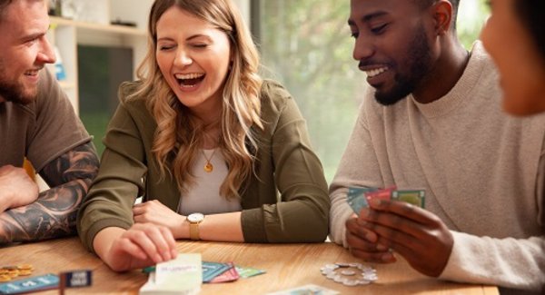 Junge Leute spielen ein Kartenspiel