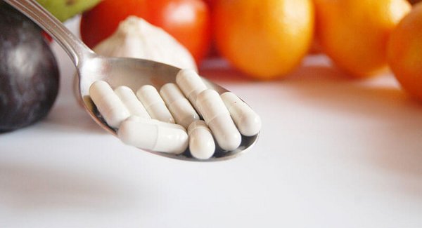 Tabletten-Kapseln auf einem Löffel