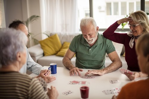 Personengruppe beim Kartenspiel
