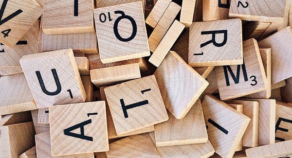 Buchstabensteine aus Holz