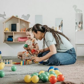 Frau und Kind spielen zusammen.