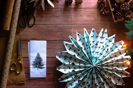 Ein gefalteter Origami Stern