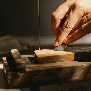 Ein Stück Holz wird bearbeitet