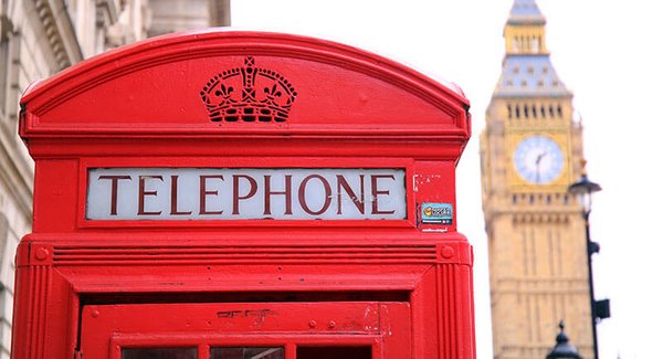 Eine rote englische Telefonzelle vor dem Londoner Uhrenturm