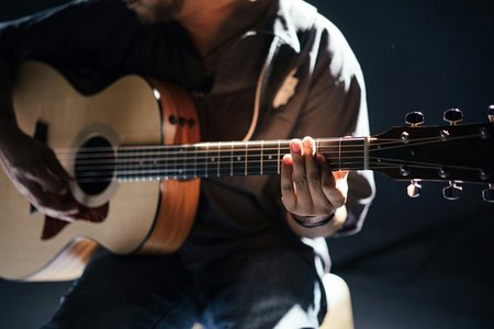 Eine Person spielt auf der Gitarre.