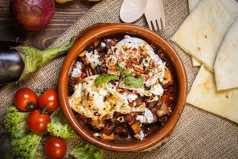 Ein traditionelles bulgarisches Gericht im Tontopf