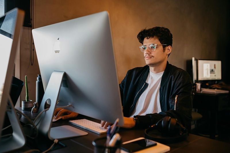 Ein junger Mann sitzt am Computer.