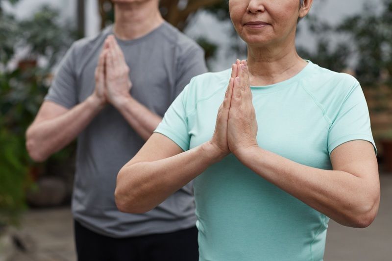 Ein Frau und ein Mann praktizieren Qi Gong.