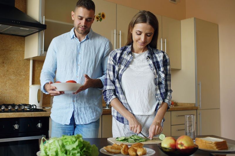 Ein Mann und eine Frau kochen zusammen.
