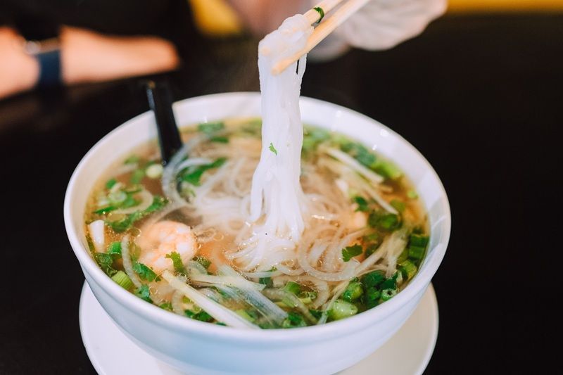 Eine Sch&uuml;ssel mit vietnamesischer Pho-Suppe