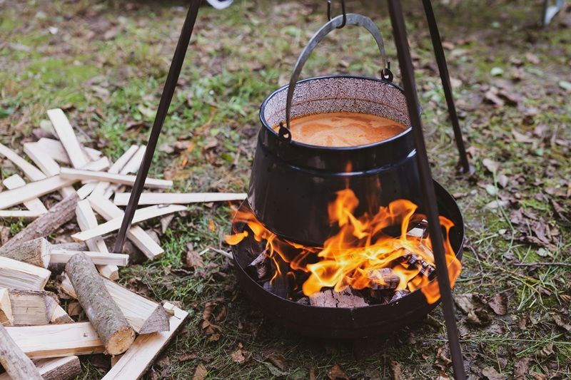 Ein Topf &uuml;ber offenem Feuer